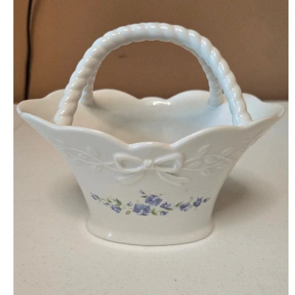 Mikasa Floral Vine RL051 White Porcelain Scalloped Basket Blue Flowers Bow